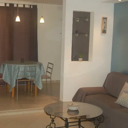 Georgina Court Apt. 2 아파트 세인트폴스베이
